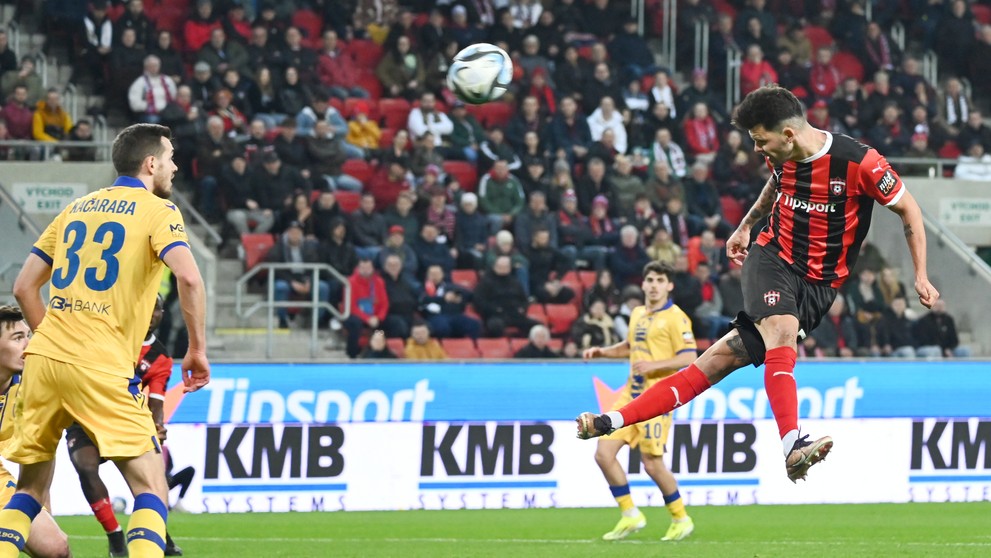 Vpravo hráč Spartaka Michal Ďuriš a hráč DAC Taras Kačaraba v 20. kole Niké ligy.