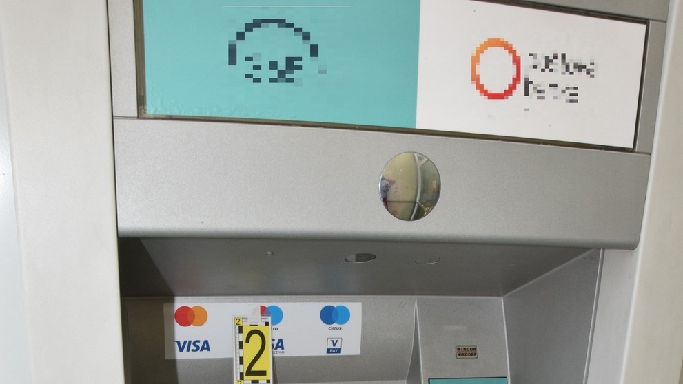 Bankomat v obci Ladce opäť vykradli.