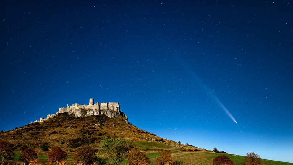 Kométa Tsuchinshan–ATLAS odfotená so Spišským hradom.