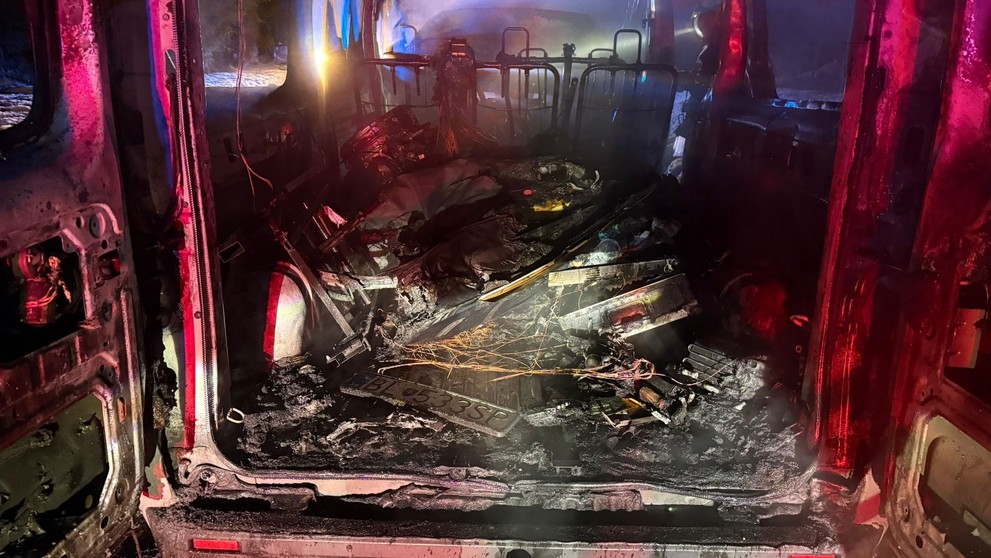 Dodávka zhorela do tla, kapela unikla o vlások.