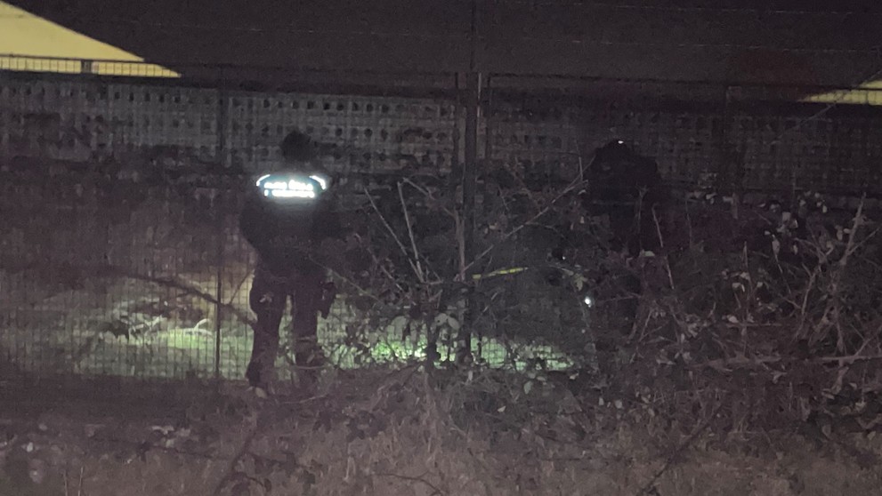 Krátko po udalosti policajti prehľadávali okolie miesta streľby.