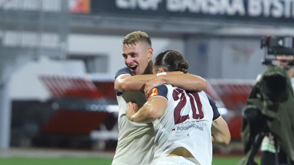 Na snímke zľava Roland Galčík a Peter Kováčik (Podbrezová) sa tešia zo streleného gólu.