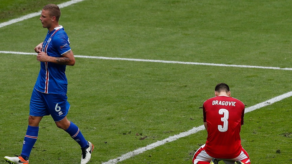 Hráč Rakúska Aleksandar Dragovič sa drží za hlavu po nepremenenom pokutovom kope v dueli proti Islandu