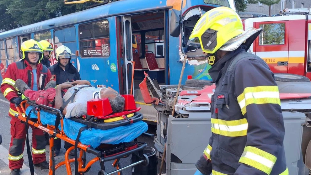 Zrážka električky a obslužného vozidla