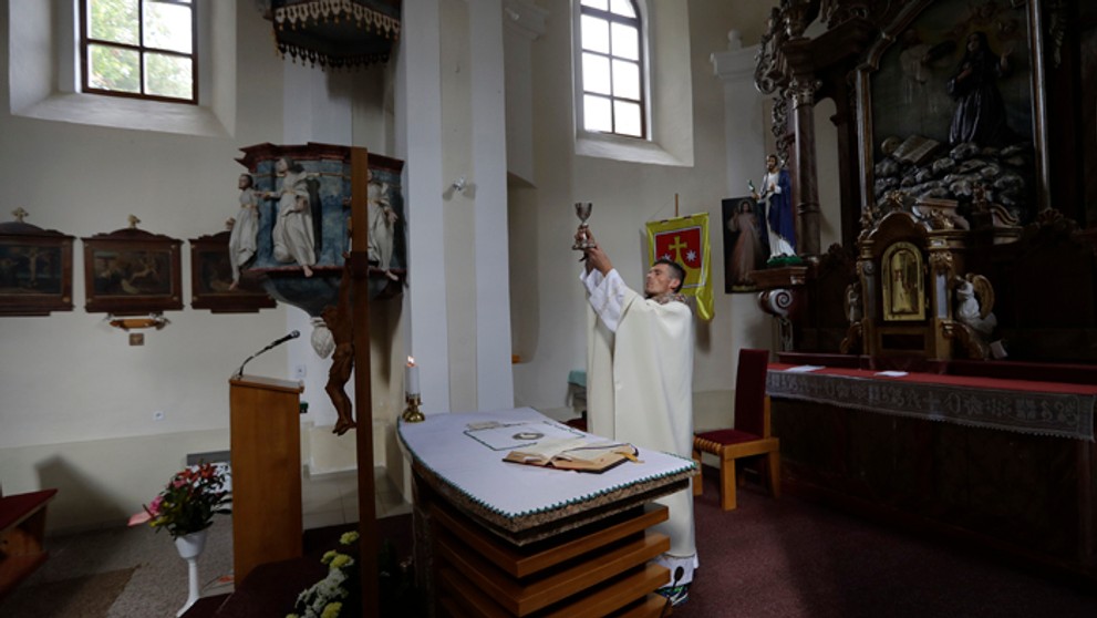 Kňaz Michal Lajcha v kostole v obci Kľak.
