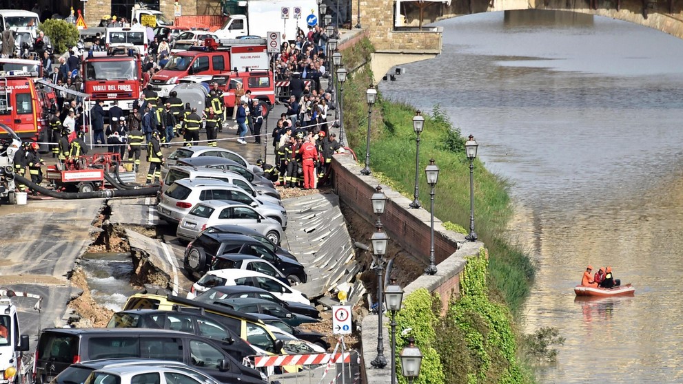 Hasiči zasahujú na mieste prepadnutia časti nábrežia rieky Arno.