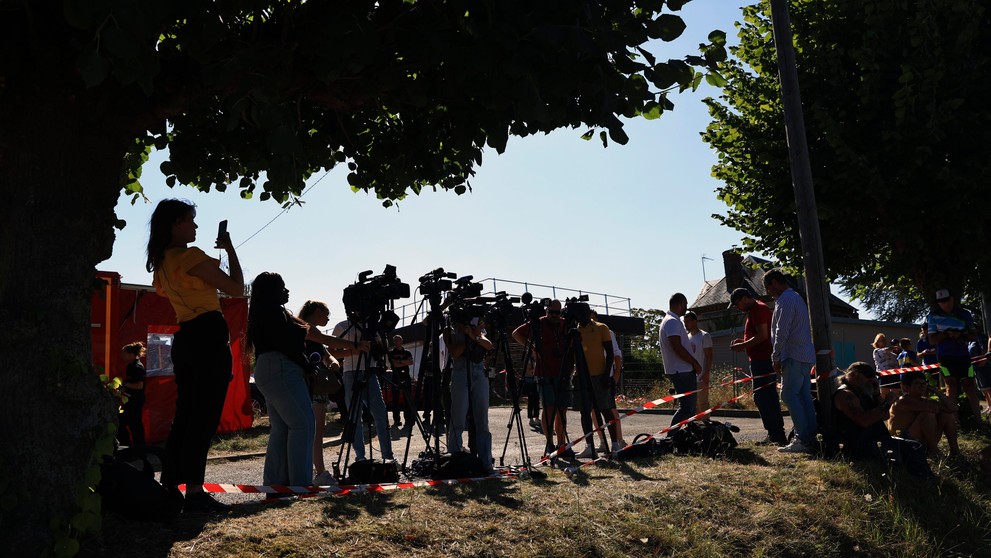 Novinári a náhodní okoloidúci pozorujú záchrannú akciu veľryby, ktorá uviazla vo vodách Seiny.