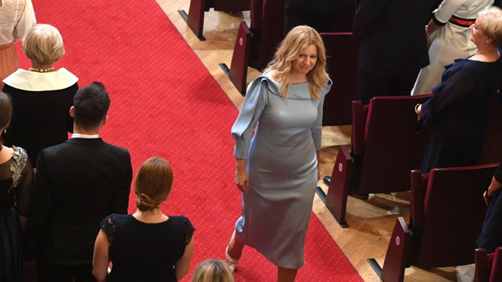 Zuzana Čaputová pred zložením sľubu, v pozadí Andrej Kiska.