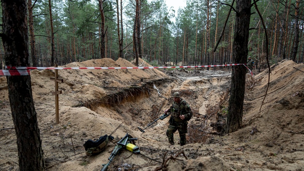 Masový hrob v Iziume.