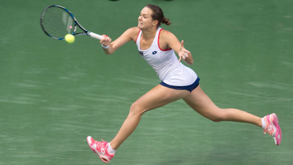 Jana Čepelová odvracia loptičku proti Samanthe Stosurovej (Austrália) v zápase Fec Cupu.