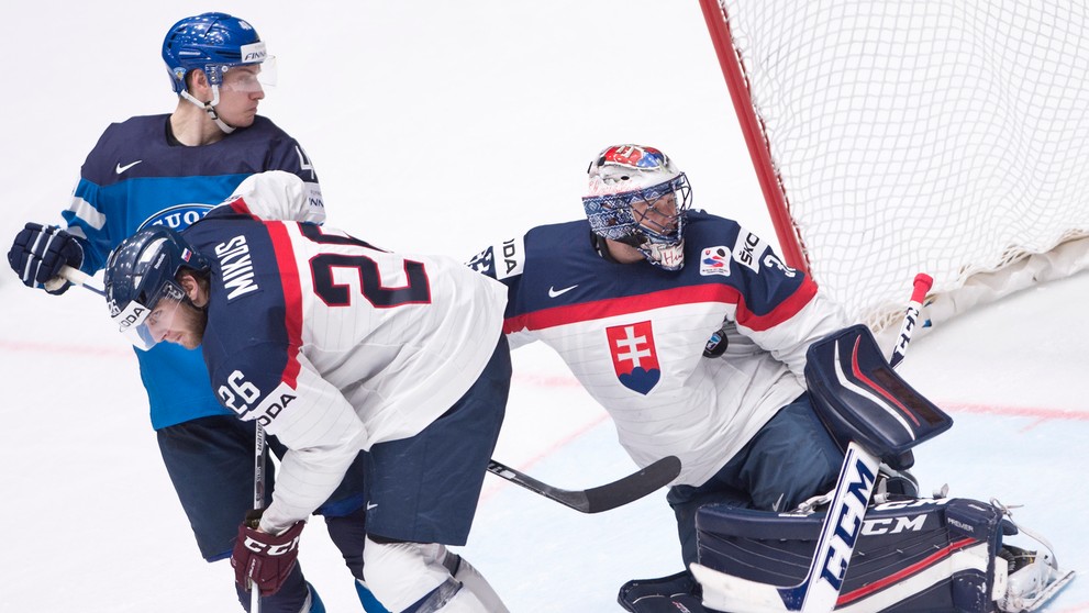 Brankár Július Hudáček, Juraj Mikuš a Jarmo Koskiranta v zápase B-skupiny Slovensko - Fínsko.