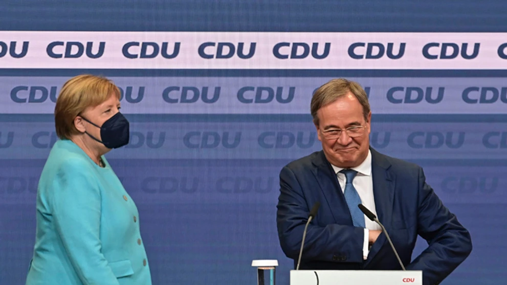 Odchádzajúca kancelárka Angela Merkelová a kandidát na jej post z Kresťanskodemokratickej únie (CDU) Armin Laschet.