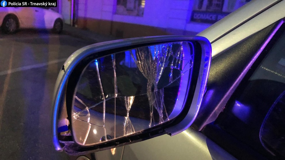 Na aute bolo rozbité spätné zrkadlo