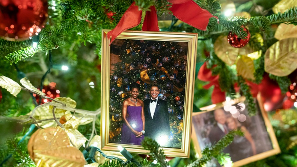 Fotografia exprezidenta Baracka Obamu s manželkou Michelle na vianočnom stromčeku v Bielom dome.