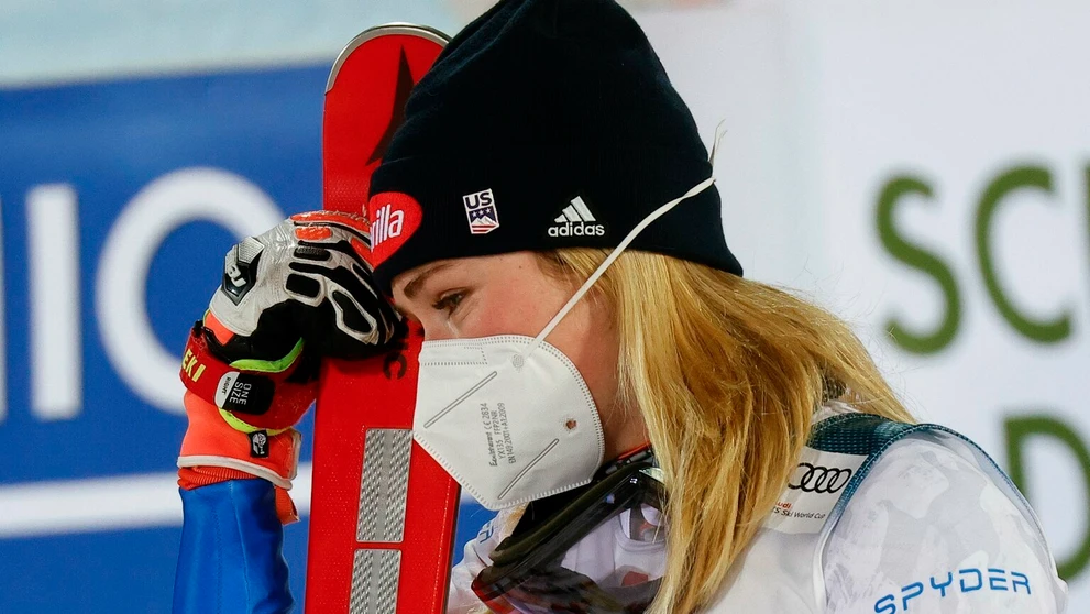 Alpská lyžiarka Mikaela Shiffrinová reaguje po slalome v Schladmingu.