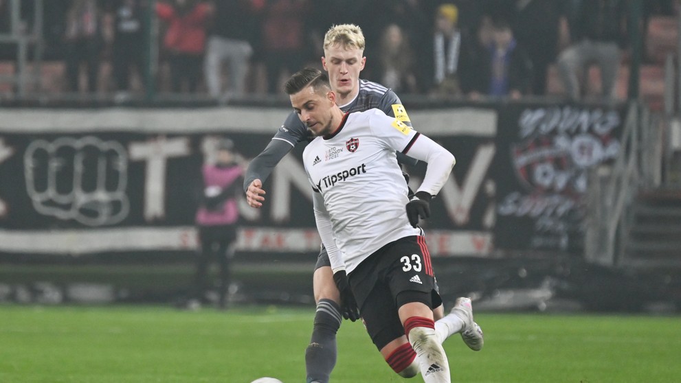 Na snímke vpredu hráč Spartaka Filip Twardzik a hráč Ružomberka Tomáš Bobček.