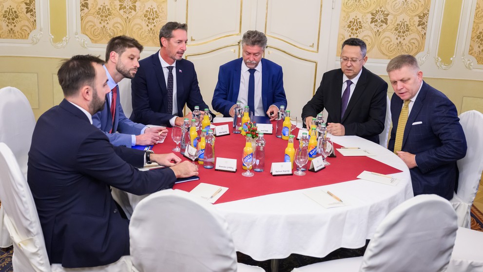 Stretnutie premiéra a ministra financií s lídrami opozície.