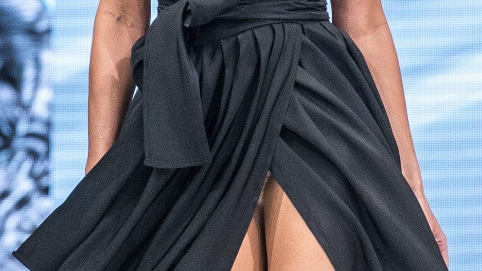 Ďurianová v úlohe modelky. Ukazovanie nohavičiek zrejme nebolo v pláne