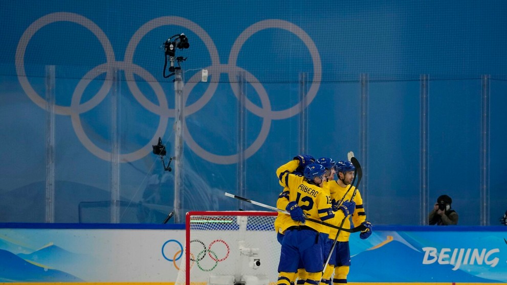 Hráči Švédska oslavujú gól v dueli ZOH 2022 proti Slovensku.