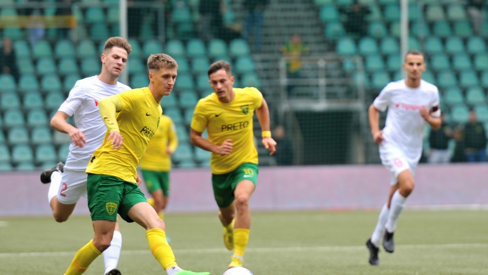 Patrik Myslovič (Žilina) a vľavo Richard Župa (Liptovský Mikuláš) počas 11. kola Fortuna ligy.