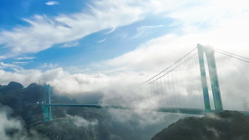 V provincii Kuej-čou otvorili pre dopravu najvyšší most na svete.