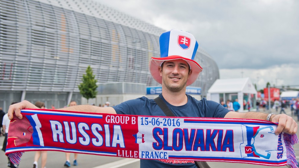 Fanúšik pred zápasom Slovenska s Ruskom v Lille.