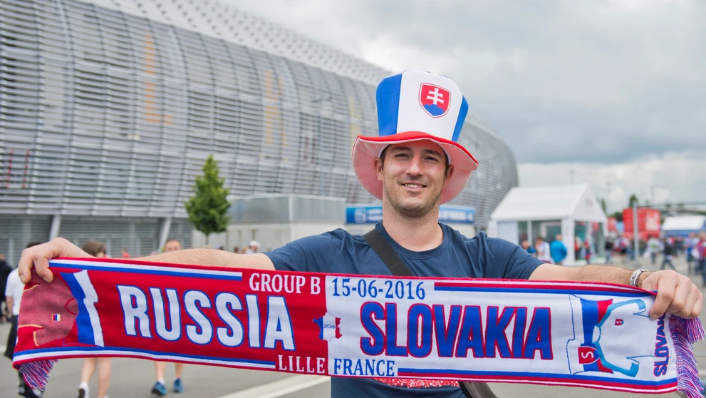 Fanúšik pred zápasom Slovenska s Ruskom v Lille.