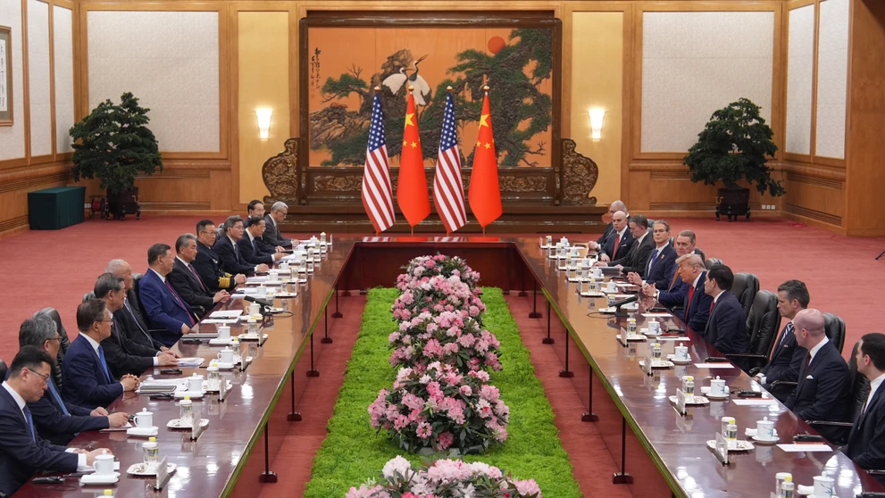 Americký prezident Donald Trump (uprostred vpravo) a čínsky prezident Si Ťin-pching (uprostred vľavo) počas bilaterálneho stretnutia vo Veľkej sále ľudu v Pekingu.