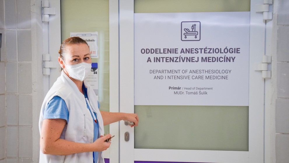 Vrchná sestra Ivana Ondrejková pred oddelením.