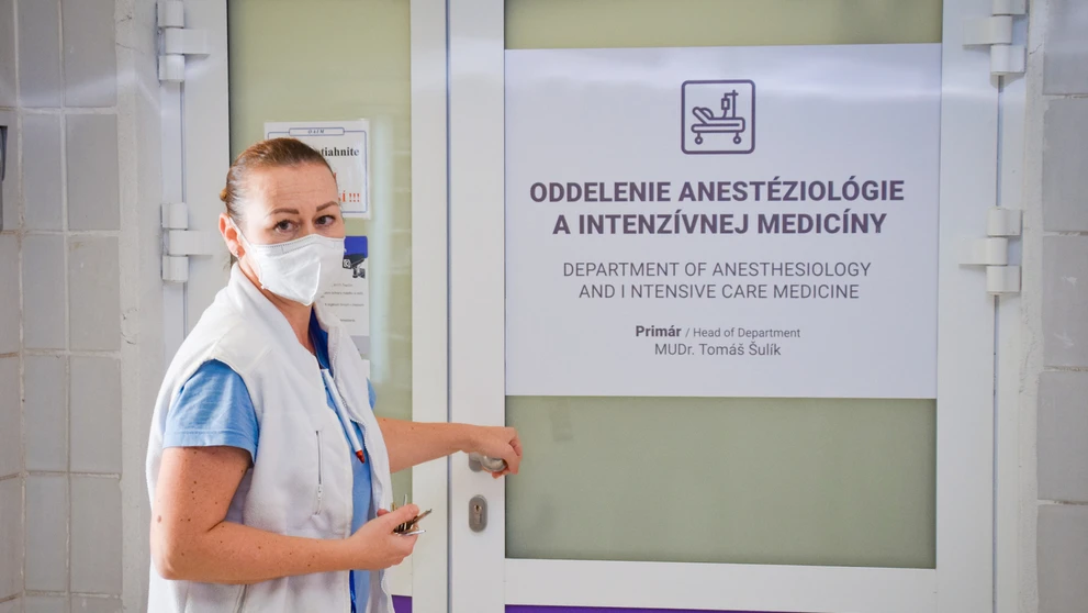 Vrchná sestra Ivana Ondrejková pred oddelením.