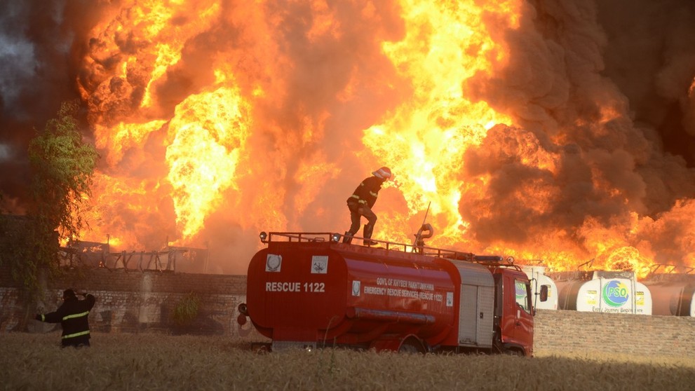 Požiarnici zasahujú pri požiari cisternového terminálu v pakistanskom  Pešaváre.