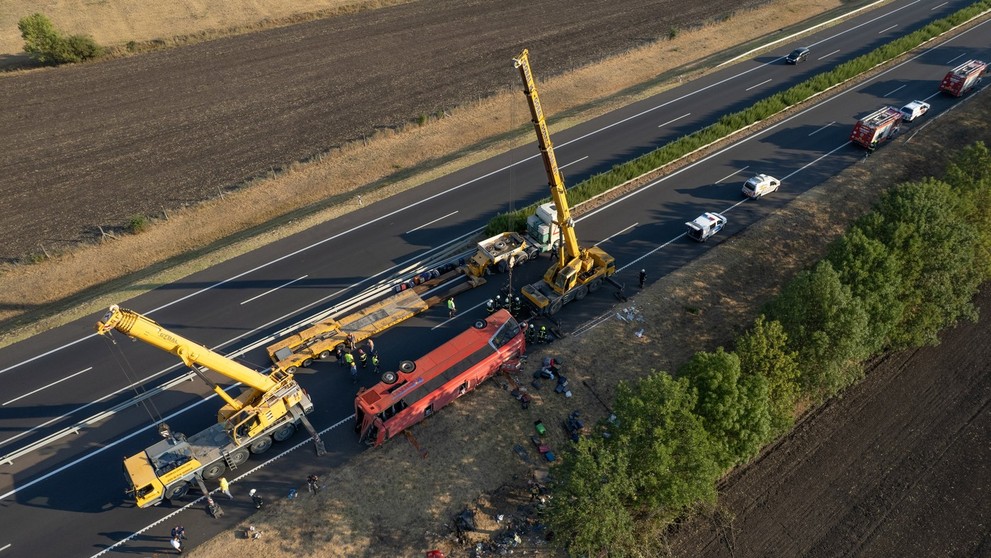 Pri nehode poľského autobusu zahynulo najmenej 12 ľudí.