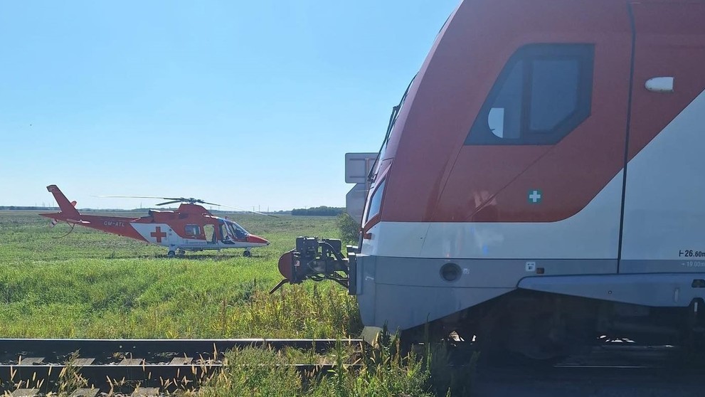 Zrážka vlaku s autom v Seredi