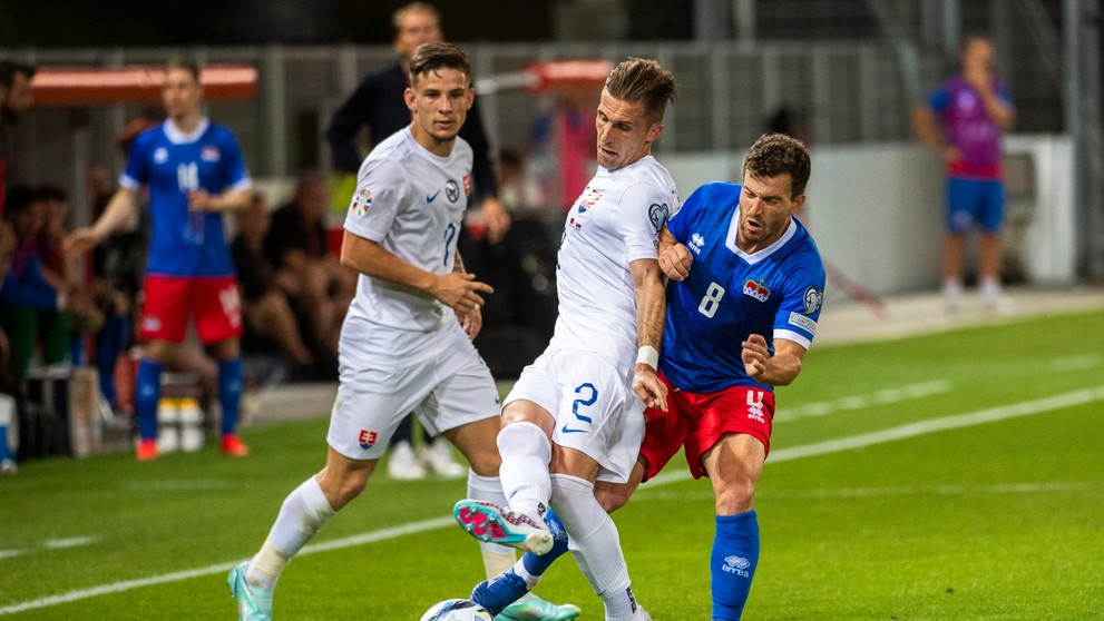 Peter Pekarík (pri lopte) s ďalšou spoľahlivou jazdou. Ale to je už klasika