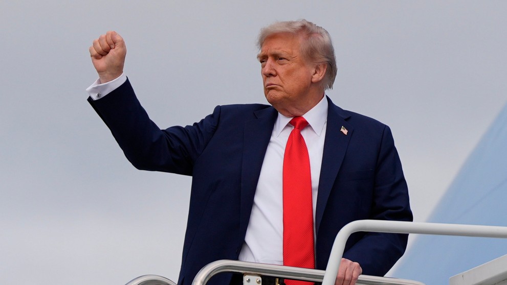 Donald Trump nastupuje do Air Force One po samite s Vladimirom Putinom.