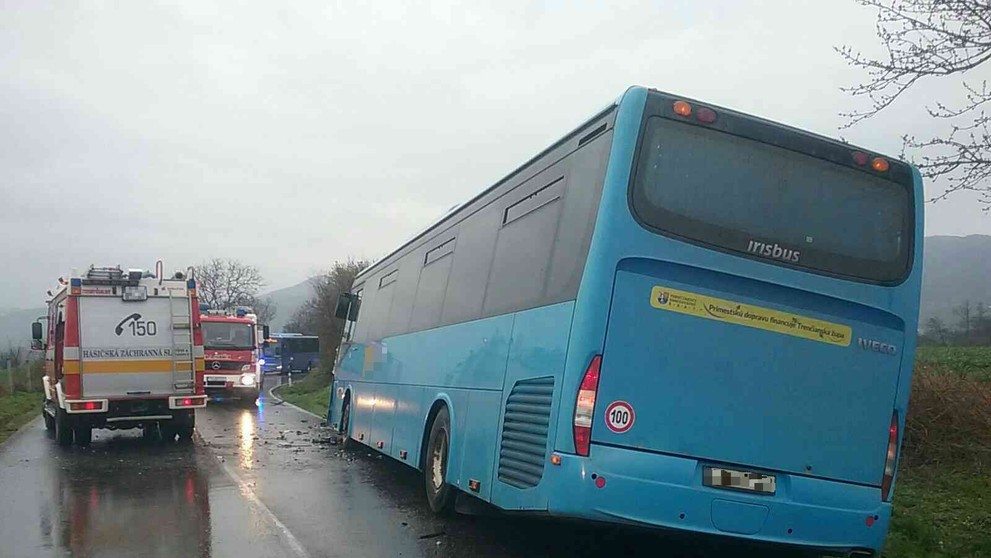 Zrážka auta s autobusom