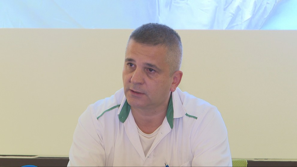  Kardiochirurg Adrian Koleár, prednosta Kliniky srdcovej chirurgie Lekárskej fakulty Univerzity Pavla Jozefa Šafárika (UPJŠ) a Východoslovenského ústavu srdcových a cievnych chorôb (VÚSCH) v Košiciach.