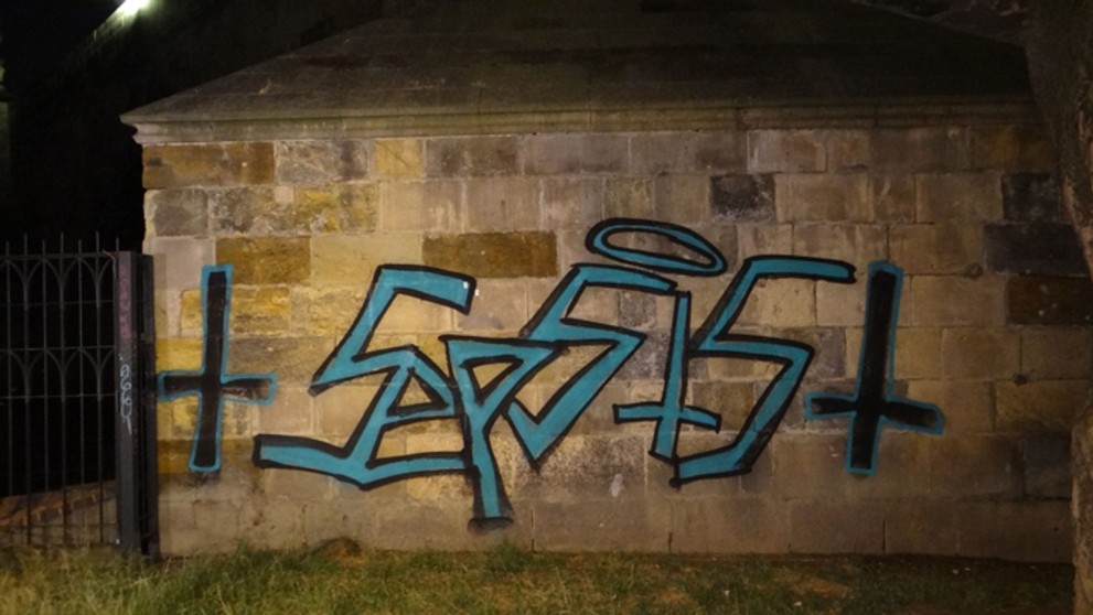 Posprejovaný Karlov most v Prahe.