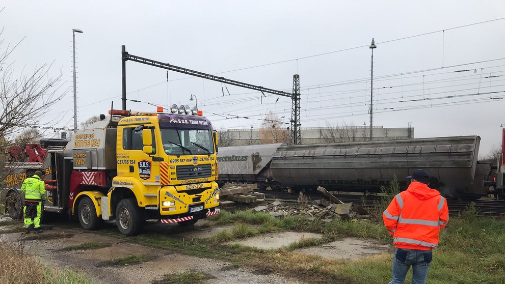 Vykoľajený nákladný vlak. 