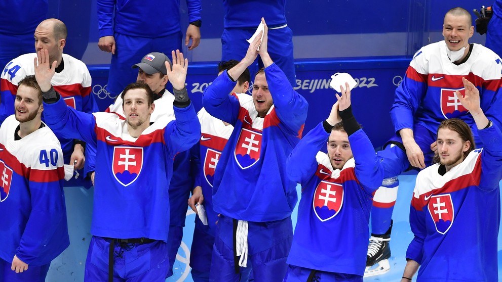 Na snímke slovenskí hráči oslavujú po zisku bronzu.