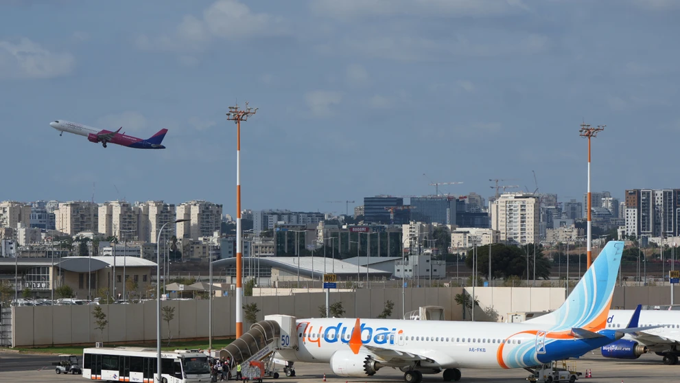 Cestujúci nastupujú do lietadla spoločnosti FlyDubai na medzinárodnom letisku Ben Gurion.