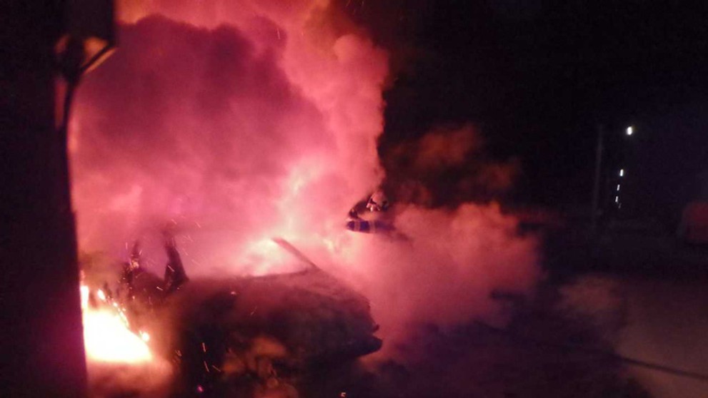 Pohľad na horiace auto na Pažitnej ulici v obci Ohrady.