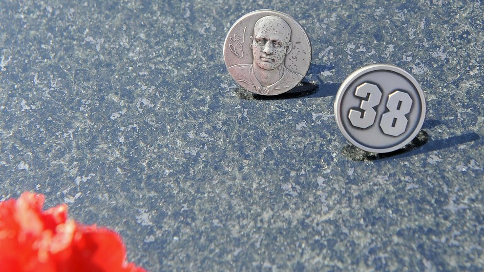 Pamätník na mieste nehody nedaľeko letiska v Jaroslavli. Odznaky s podobizňou Pavla Demitru a jeho číslom.