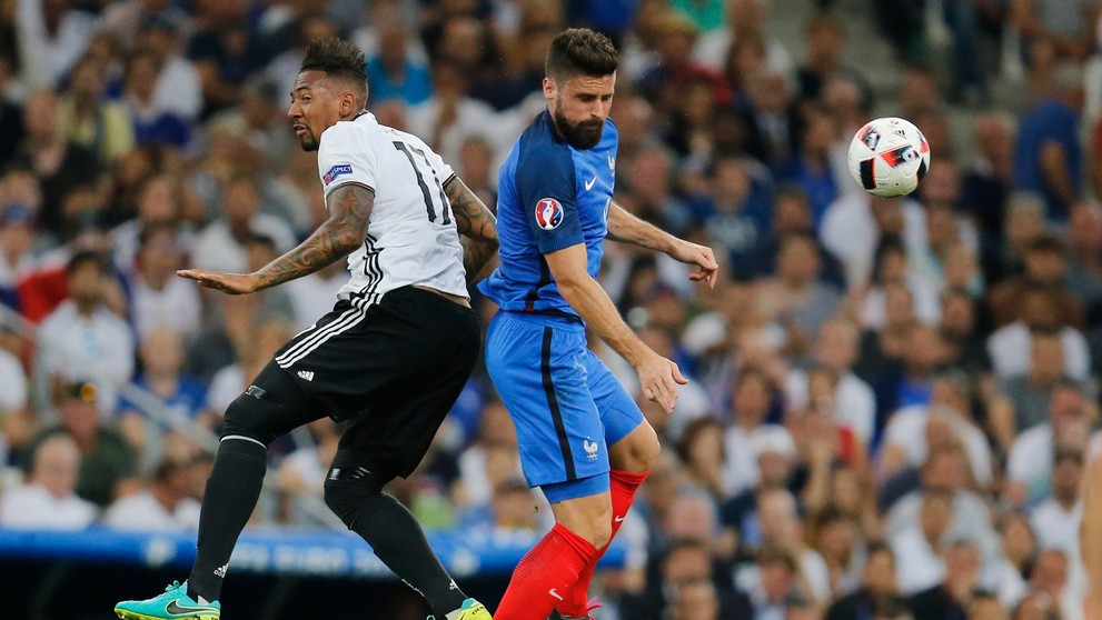 V hlavičkovom súboji Nemec Jerome Boateng (vľavo) a Francúz Olivier Giroud v semifinále ME.
