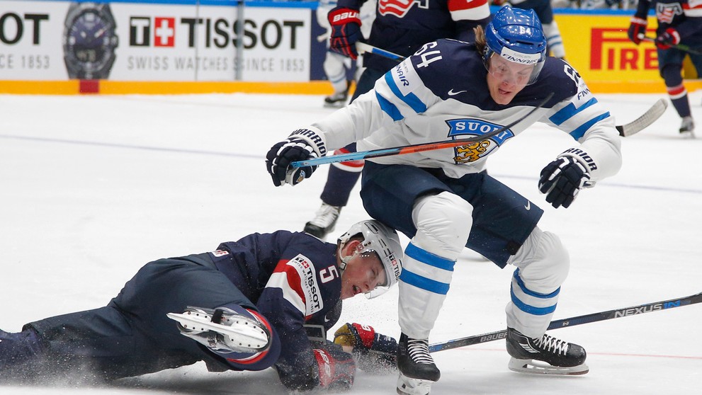 Fínska hviezda Mikael Granlund (v bielom) proti Američanovi Connorovi Murphymu počas duelu B-skupiny na MS v Rusku.