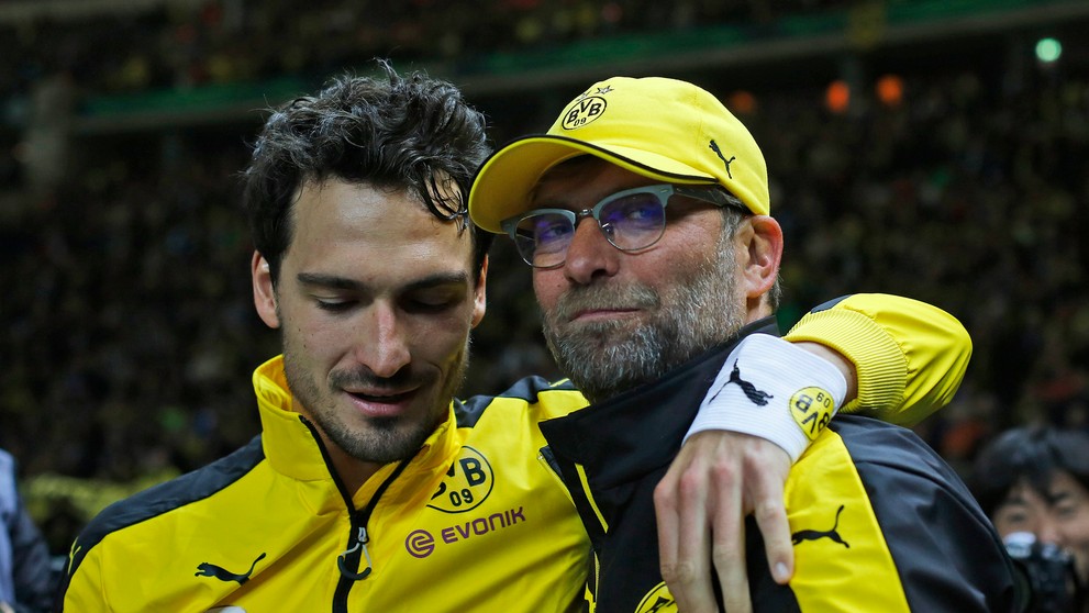 Stopér Mats Hummels sa lúči s trénerom Jürgenom Kloppom.