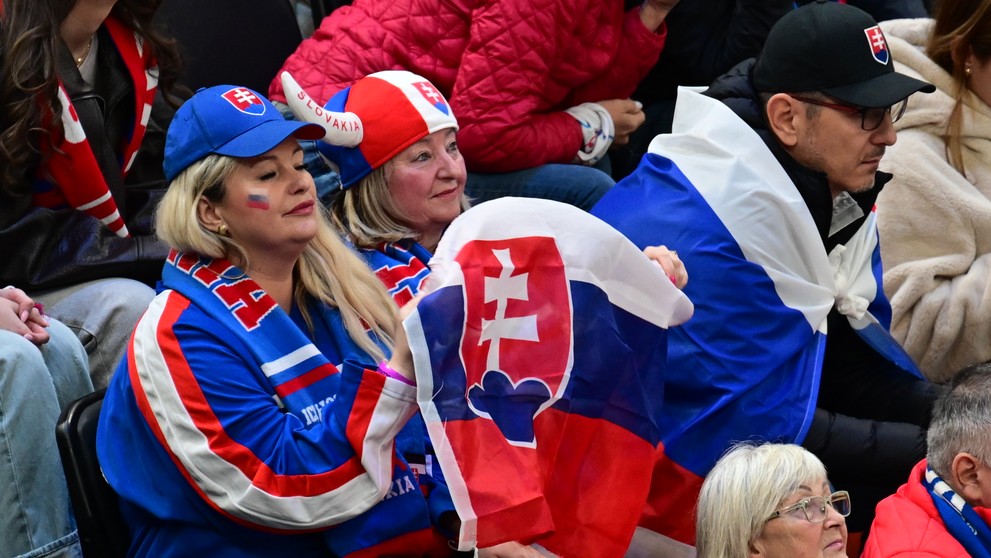Na snímke slovenskí hokejoví fanúšikovia
