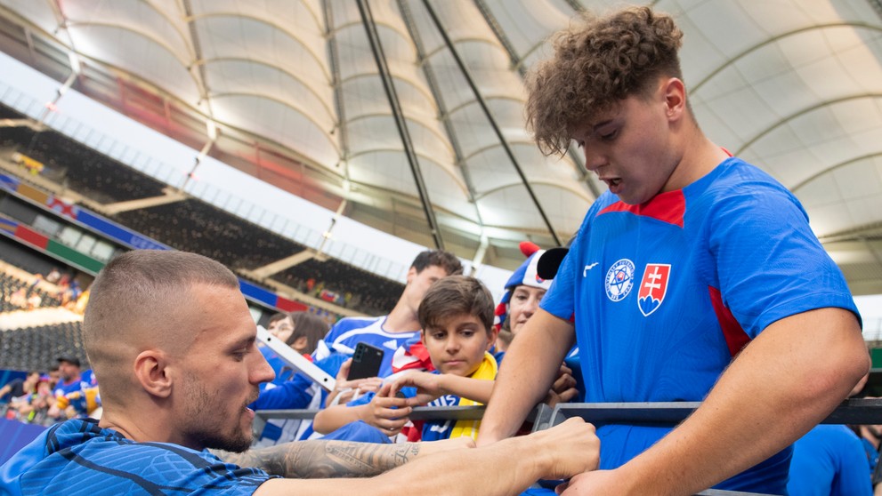 Lukáš Haraslín (vľavo) sa podpisuje po zápase s Rumunskom na ME 2024.