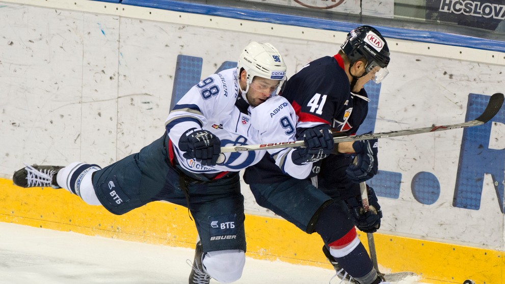 Ilja Šipov (Dynamo) a vpravo Patrik Lušňák (Slovan).