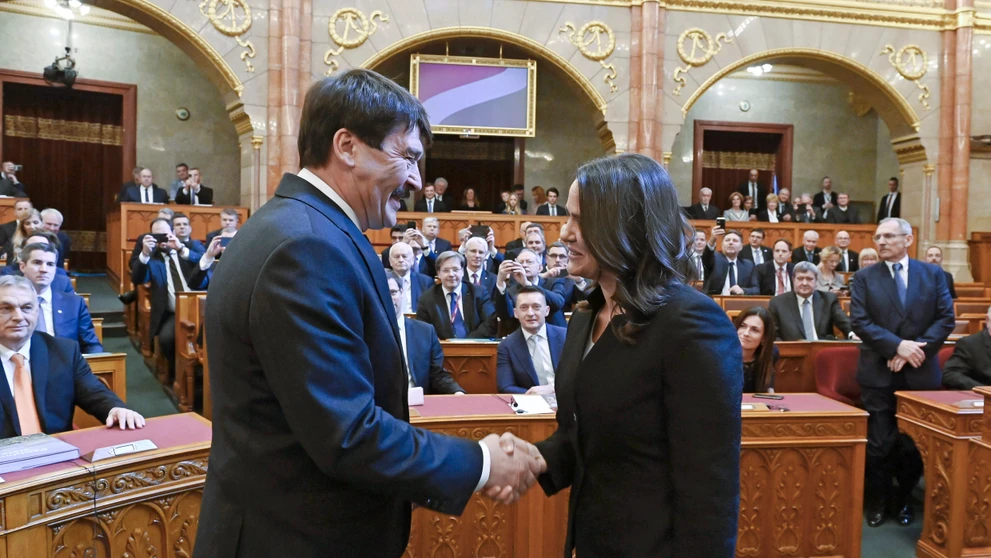 Odchádzajúci prezident János Áder si podávajú ruky po zložení prísahy s nástupkyňou Katalin Novákovou.